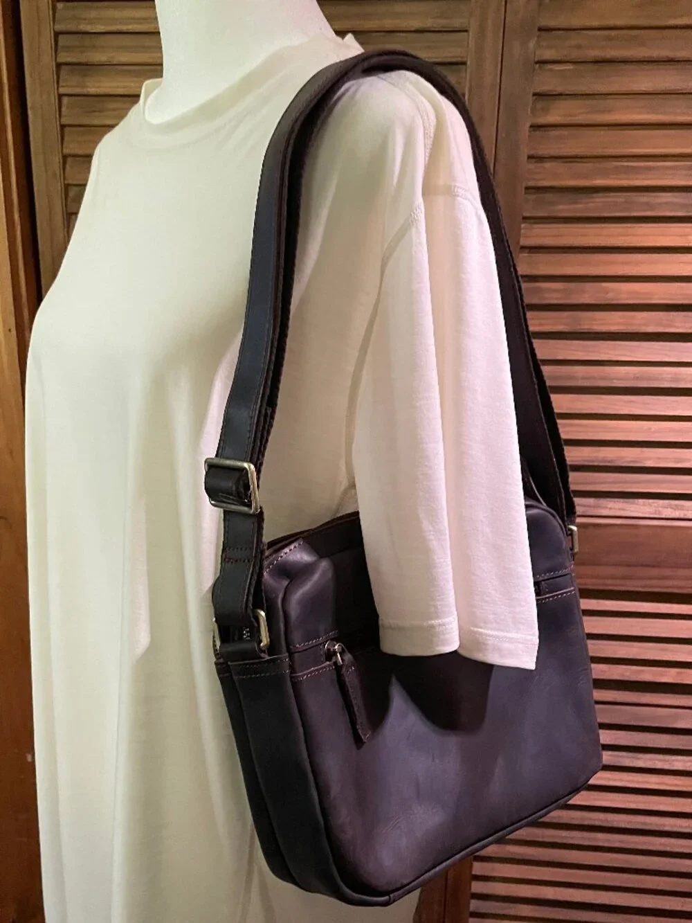 Men's Dark Brown Leather Messenger Bag W/ Multiple Zippered Pockets (NWOT)